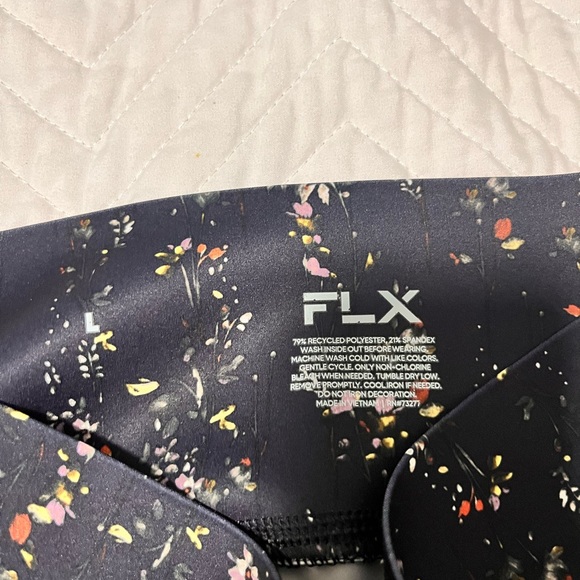 Blue leggings, only worn once, pockets, pocket with zipper, from Kohls - Picture 2 of 6